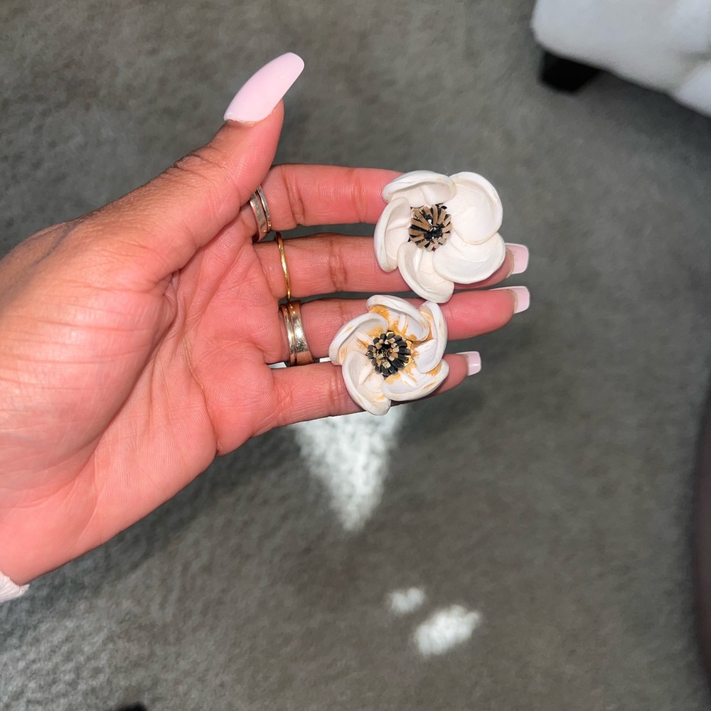 Vendome Chic White Floral Earrings